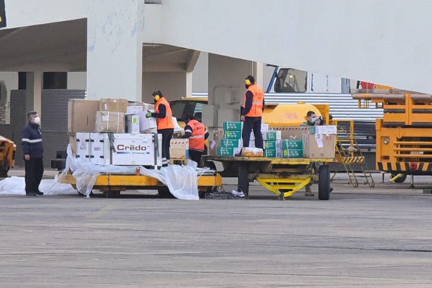 Arribaron cerca de 50 mil dosis de Moderna por gentileza de Qatar