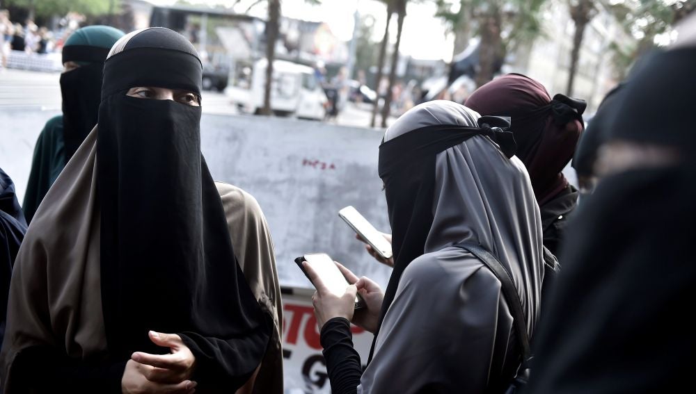Talibanes ordenaron que las mujeres usen niqab en las universidades