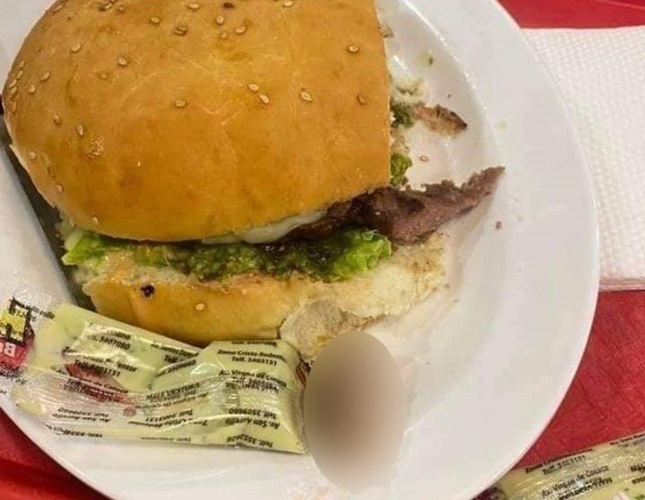 Bolivia: estaba comiendo una hamburguesa y encontró un dedo humano