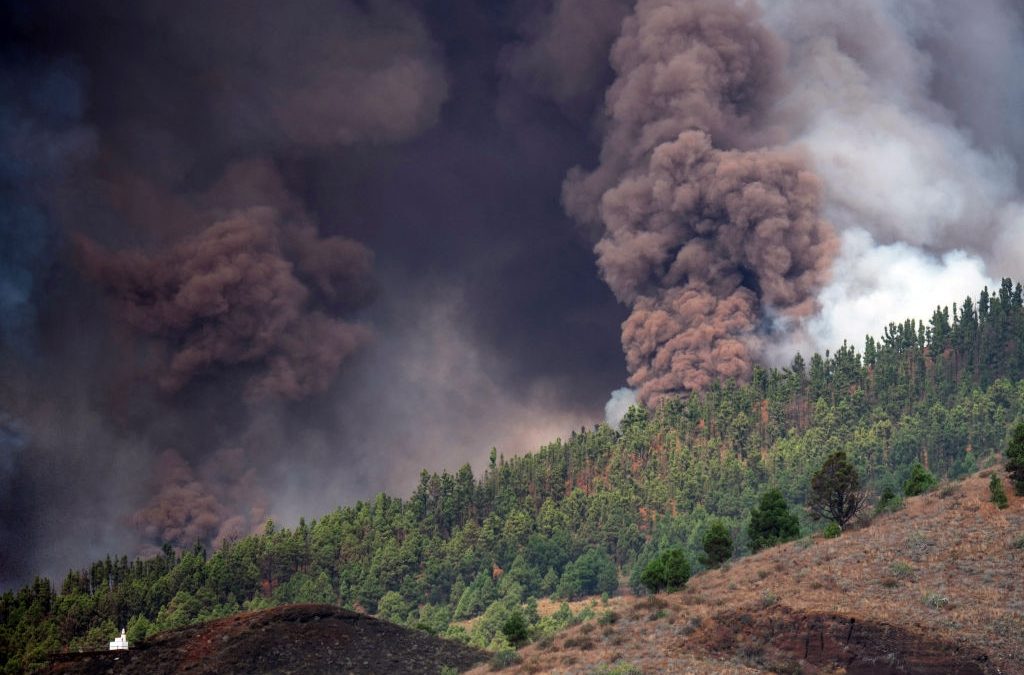 España: entró en erupción el volcán Cubre Vieja de la isla de La Palma
