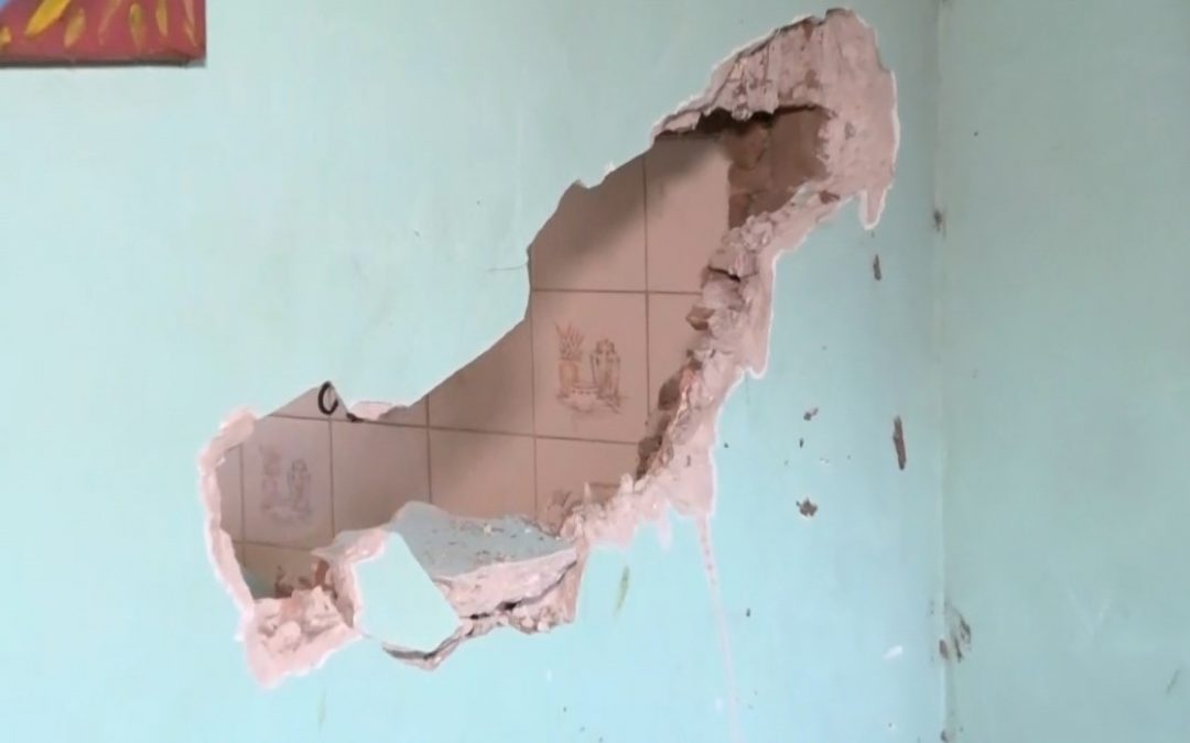 San Lorenzo: grúa cayó sobre una vivienda y provocó grandes destrozos