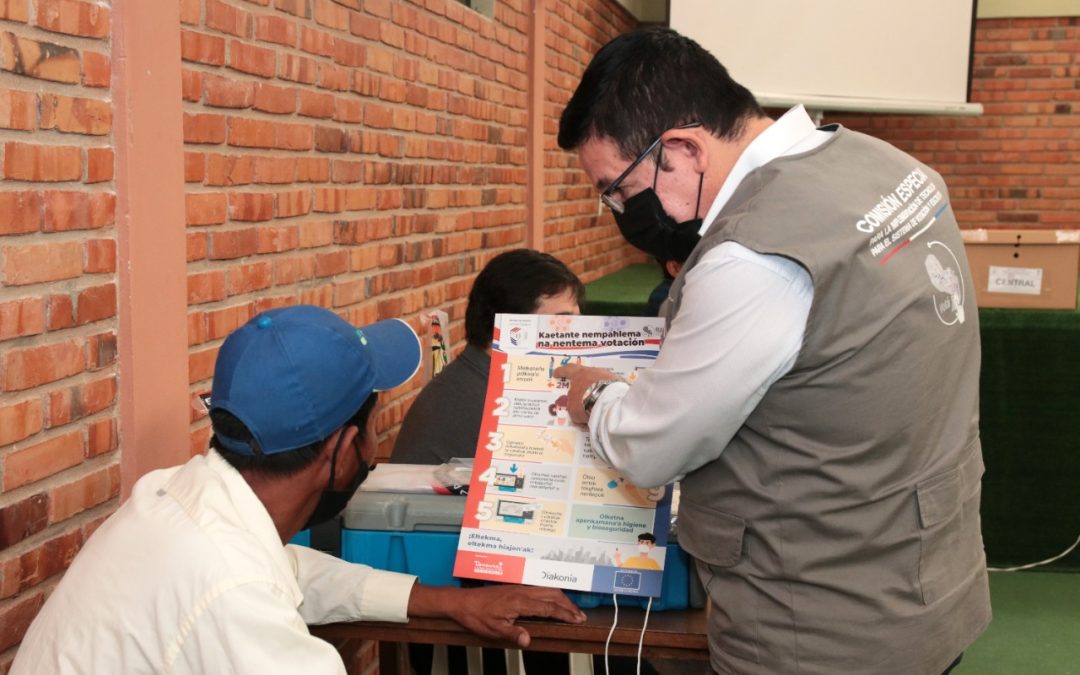Capacitan a comunidades indígenas sobre uso de máquinas de votación