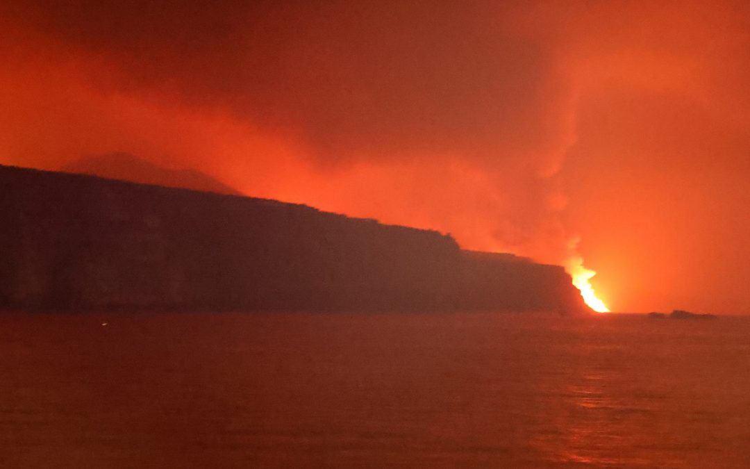España: lava del volcán de La Palma llegó al mar