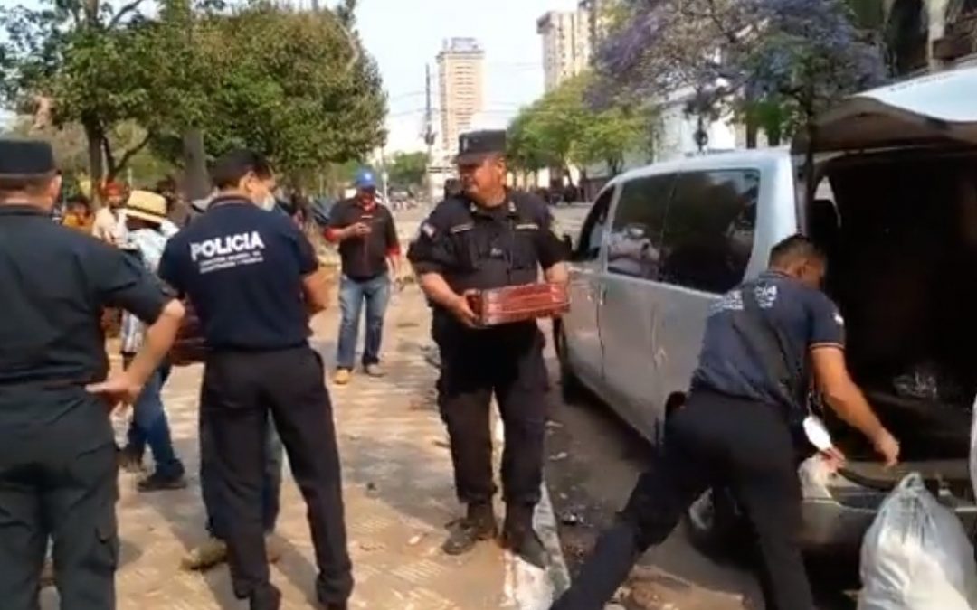 Policía entregó alimentos y agua a manifestantes