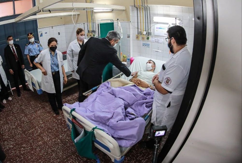 Abdo visita a policías hospitalizados en el Rigoberto Caballero