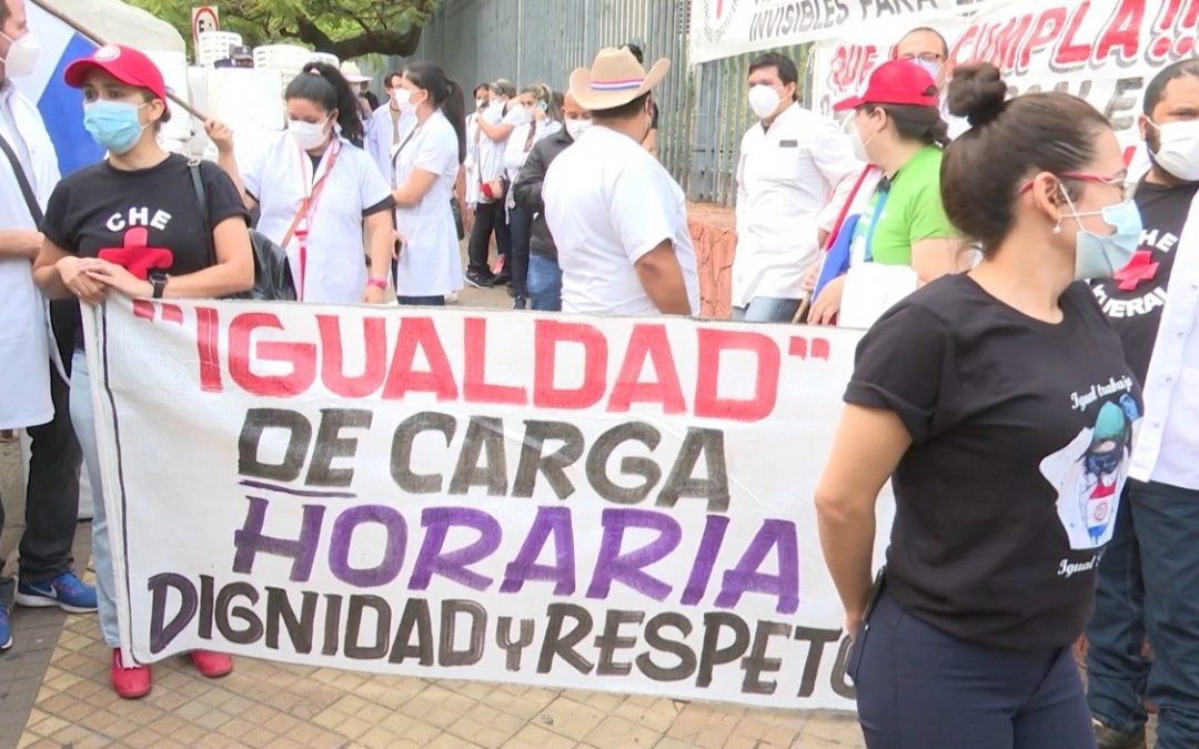 Salud y Hacienda proponen aumento salarial del 30% a médicos