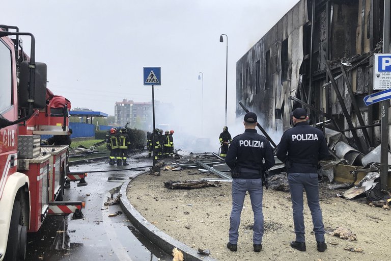 Ocho fallecidos tras estrellarse un avión privado contra un edificio en Milán
