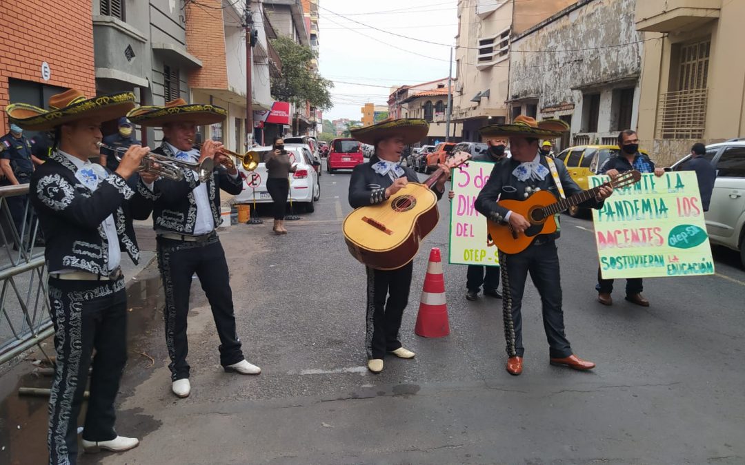Día Mundial del Docente: educadores continúan con paro y serenata incluida