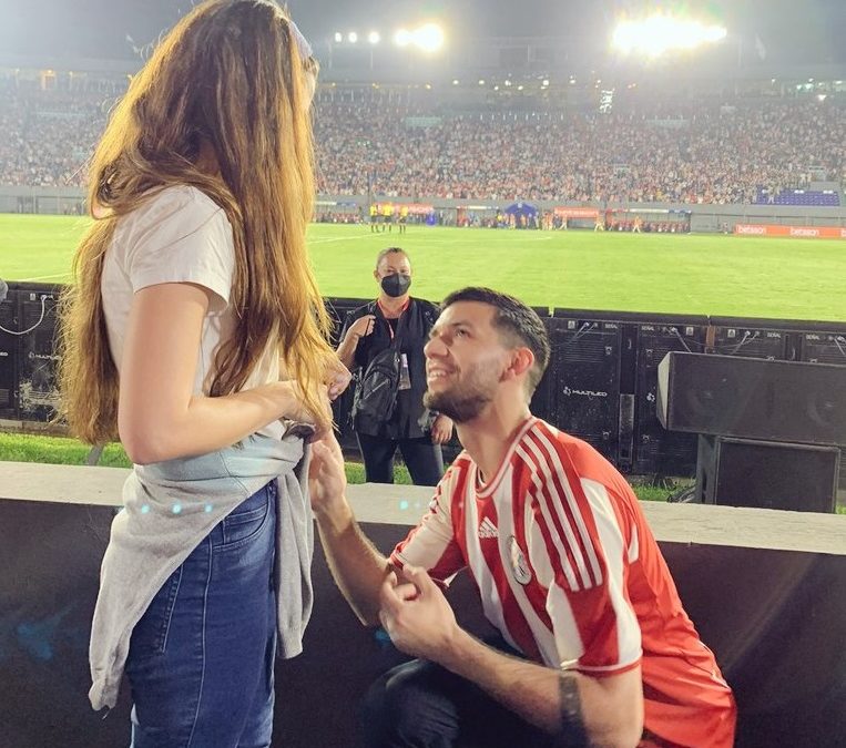 Amantes del fútbol: propuso matrimonio a su novia el día en que Messi volvió al país
