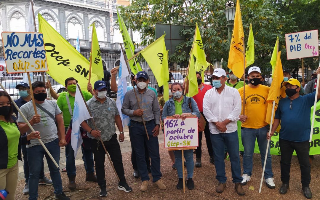 Docentes seguirán con paro y anuncian huelga de hambre