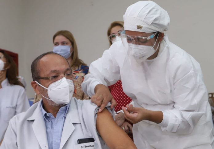 Desde hoy aplican tercera dosis anticovid a personal de salud y personas de 50 años y más