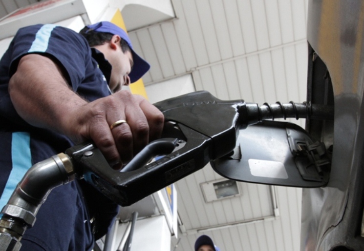 Dialogarán con emblemas privados para frenar posible suba de combustible