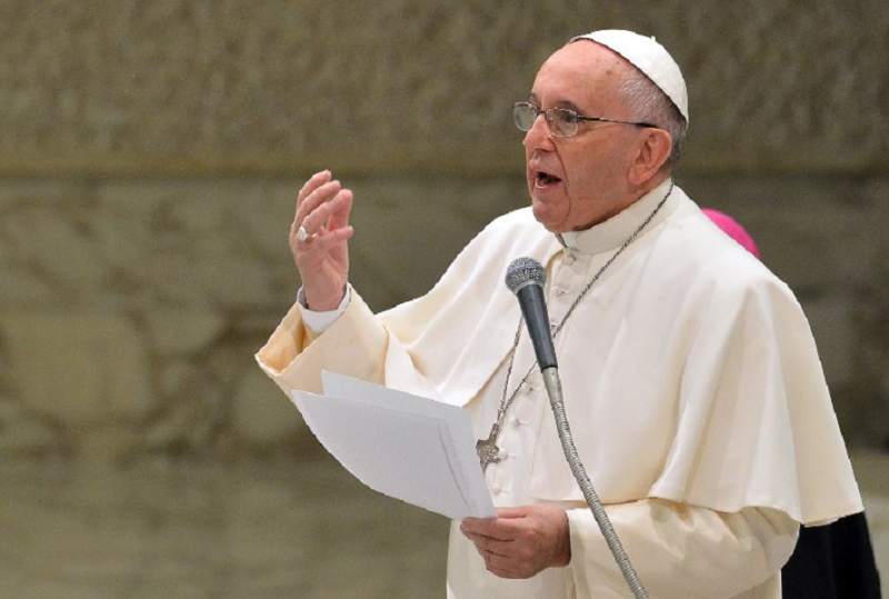 Francisco responde carta de las hermanas Denis y pide a la iglesia redoblar esfuerzos