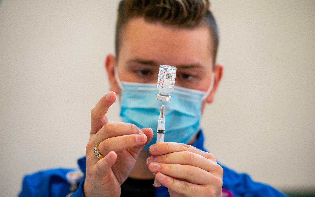 FDA de los EE.UU aprueba dosis de refuerzo de Moderna, J&J y combinación de vacunas