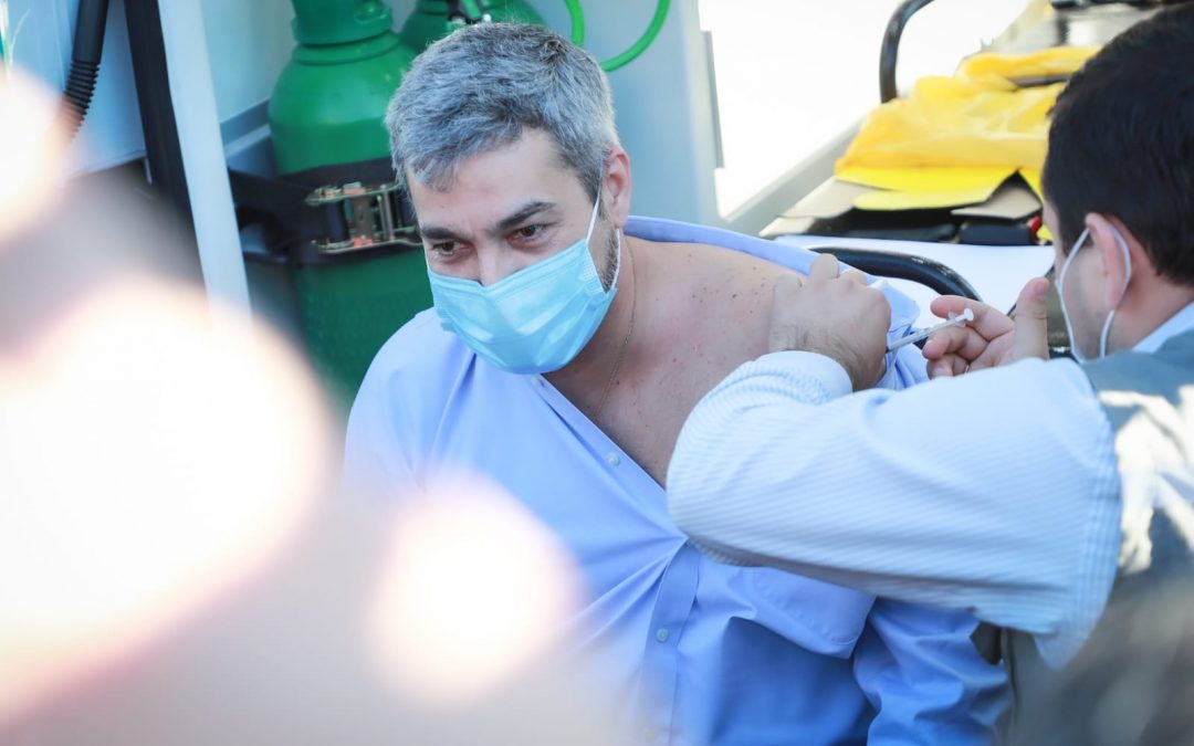 Mario Abdo recibió su segunda dosis anticovid