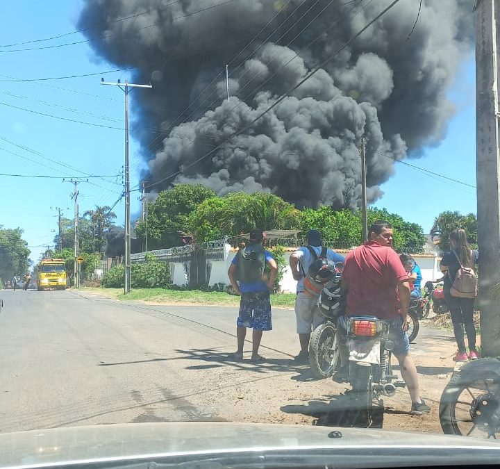 Villa Elisa: incendio de gran magnitud en fábrica de isopor