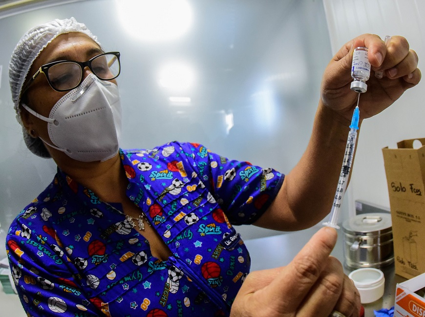 Mañana vacunarán a adolescentes de 16 y 17 años con dosis de Pfizer