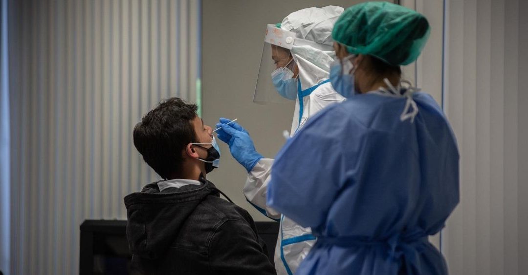 Por quinta semana consecutiva, casos de Covid aumentan en Europa