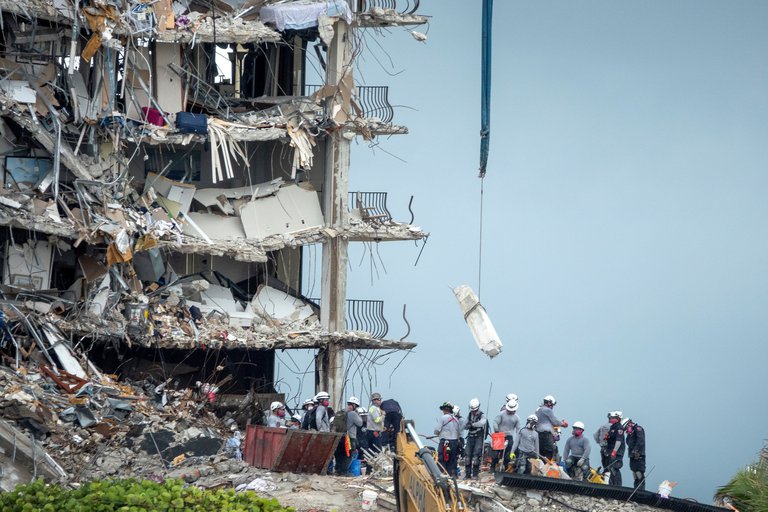 Tragedia en Surfside: vecinos dieron un cheque sorpresa a sobrevivientes