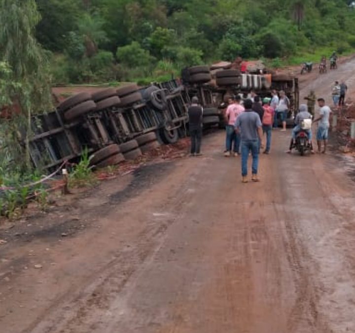 Camión de gran porte vuelca en puente alternativo de Tacuatí