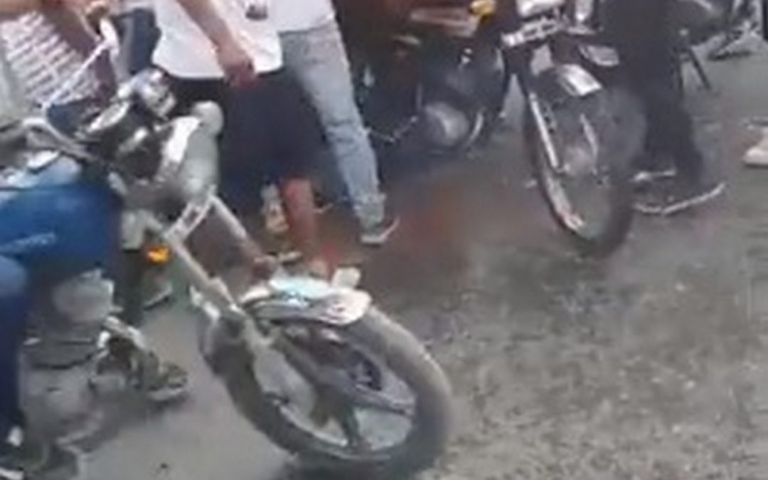 Insólito: sacaron un cadáver del ataúd para darle un último paseo en moto