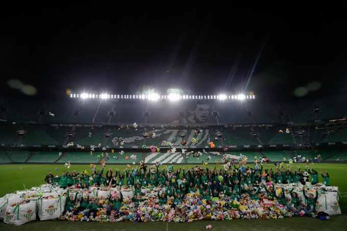 Betis recogió 19 mil juguetes durante la tradicional “lluvia de peluches”