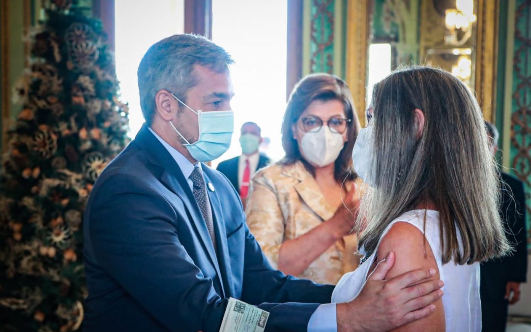 Abdo entrega Premio Nacional de Literatura a Susana Gertopán