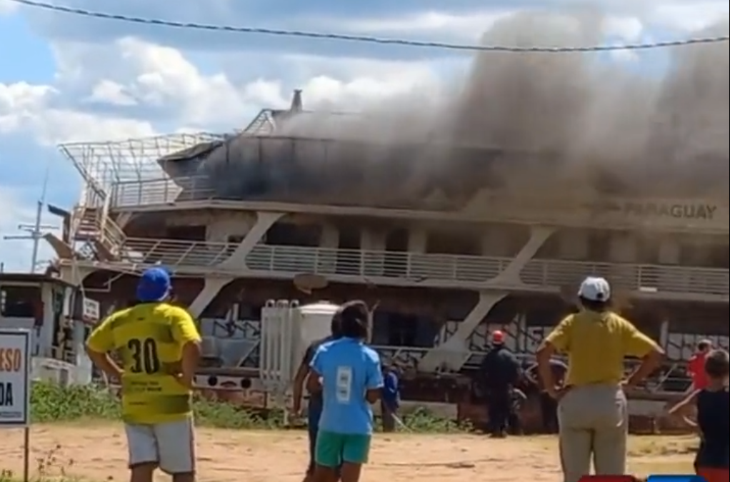 Reportan incendio del Crucero Paraguay, abandonado en el bañado Tacumbú