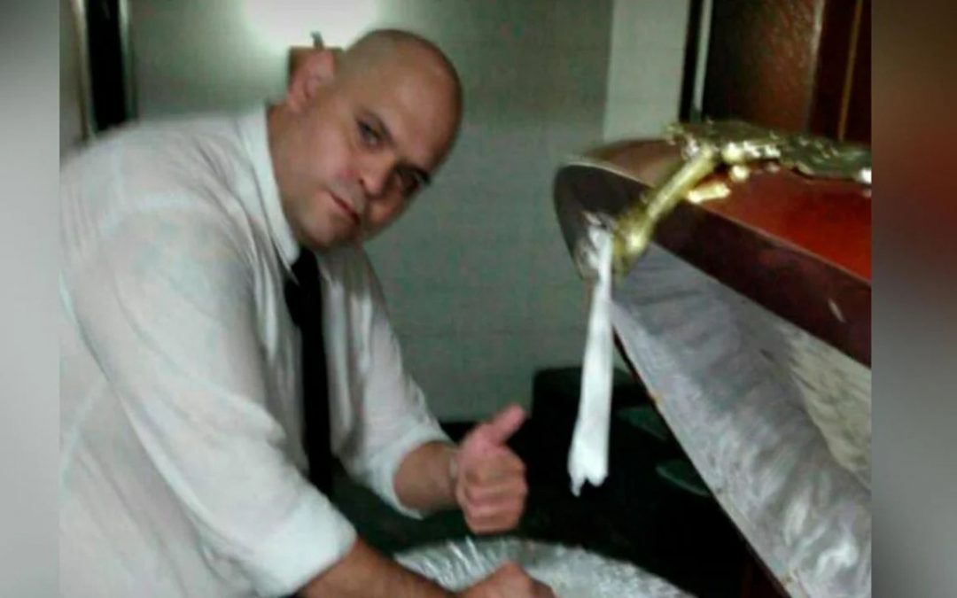 Condenaron al empleado de la funeraria que se fotografió con el cuerpo de Maradona