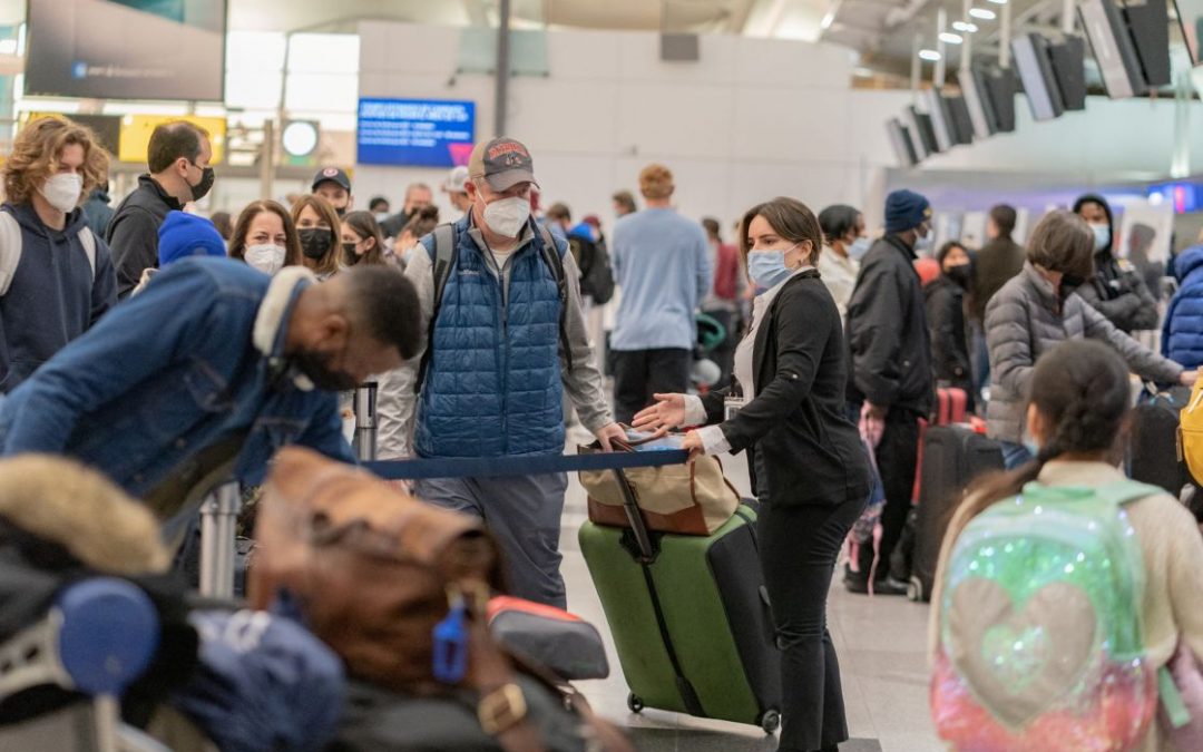 Vuelven a cancelar miles de vuelos en EE.UU, tras nuevo récord de contagios por Covid-19