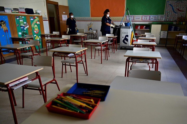 España reanuda clases presenciales confiada en la vacunación anticovid