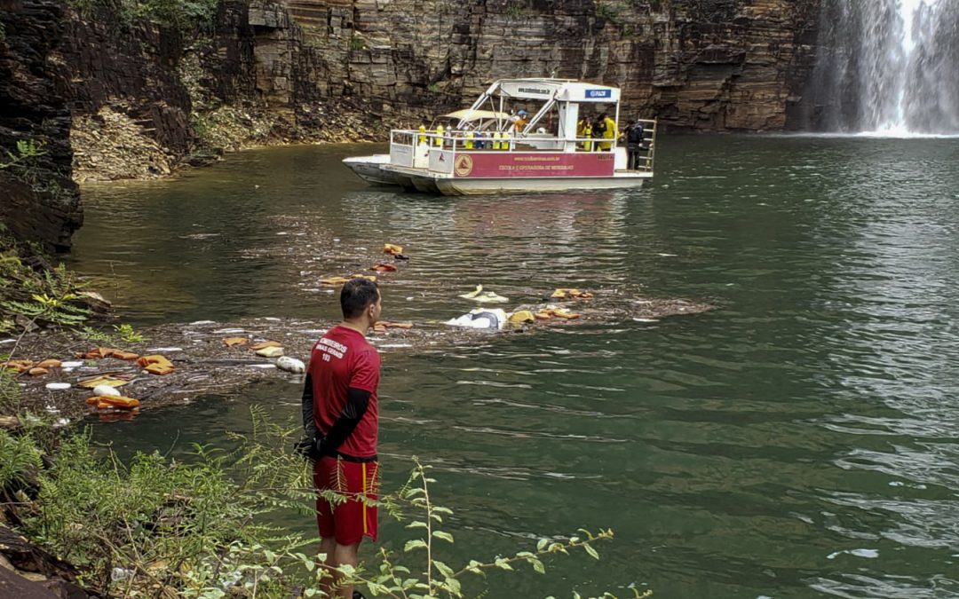Brasil: sube a 10 el número de muertos tras desprendimiento de rocas en lago