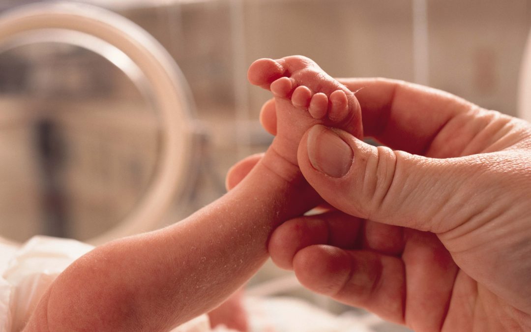 Llamado a la solidaridad para cubrir gastos de bebé prematuro en terapia