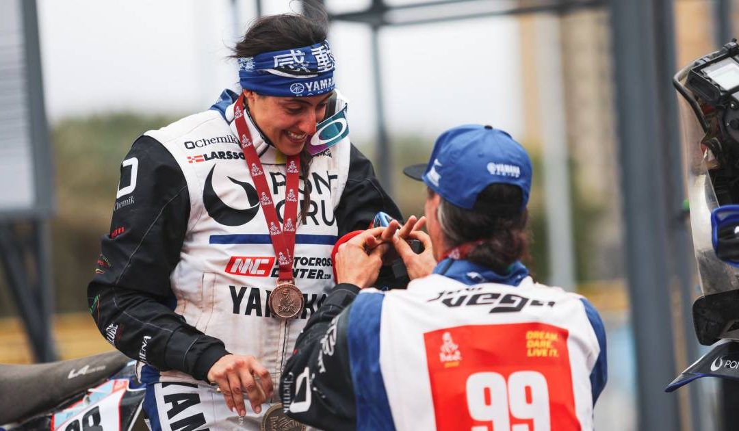 Emoción en el Rally Dakar: llegó al podio y le pidió matrimonio a su novia
