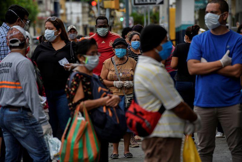 En Quito, multarán con más de 100 USD a los que no usen tapabocas