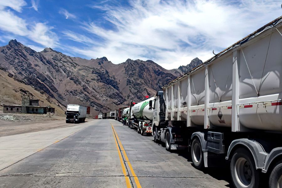 Gestionan ayuda a camioneros paraguayos varados en frontera entre Chile y Argentina