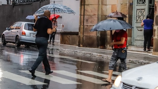 Llegada de tormentas eléctricas paraliza ola de calor