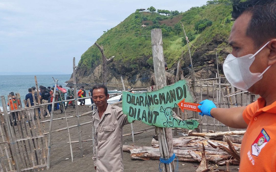 Indonesia: 11 personas murieron mientras meditaban en una playa