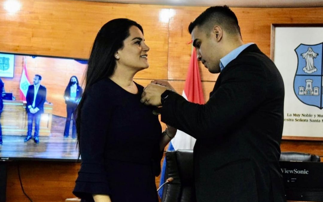 Municipalidad de Asunción condecora a Andrea Lafarja