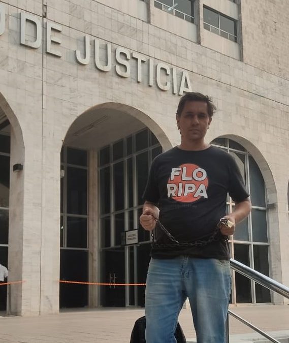 Padre de familia se encadena para exigir compra de medicamentos para sus hijos