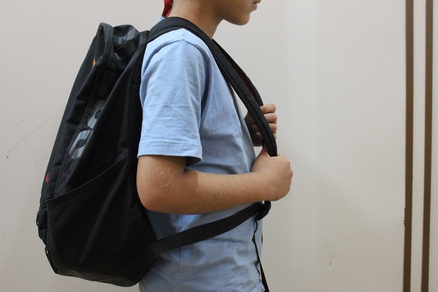 Tras inicio de clases, Salud recomienda no cargar mochila de niños para cuidar la columna