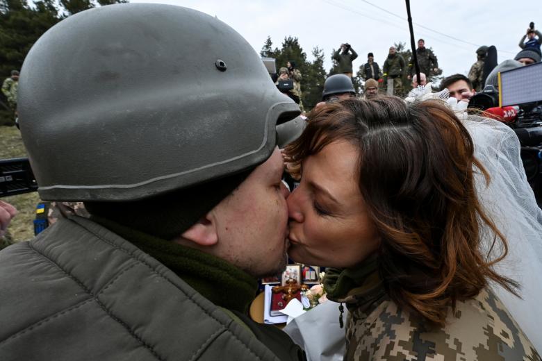 Pese a la guerra y por amor: pareja de militares ucranianos se casan en Kiev
