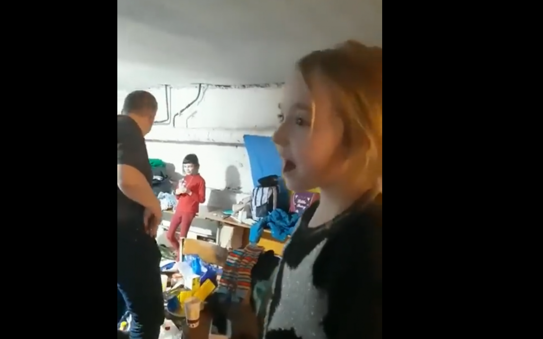 Niña ucrania canta “Libre soy” mientras se refugia en un búnker