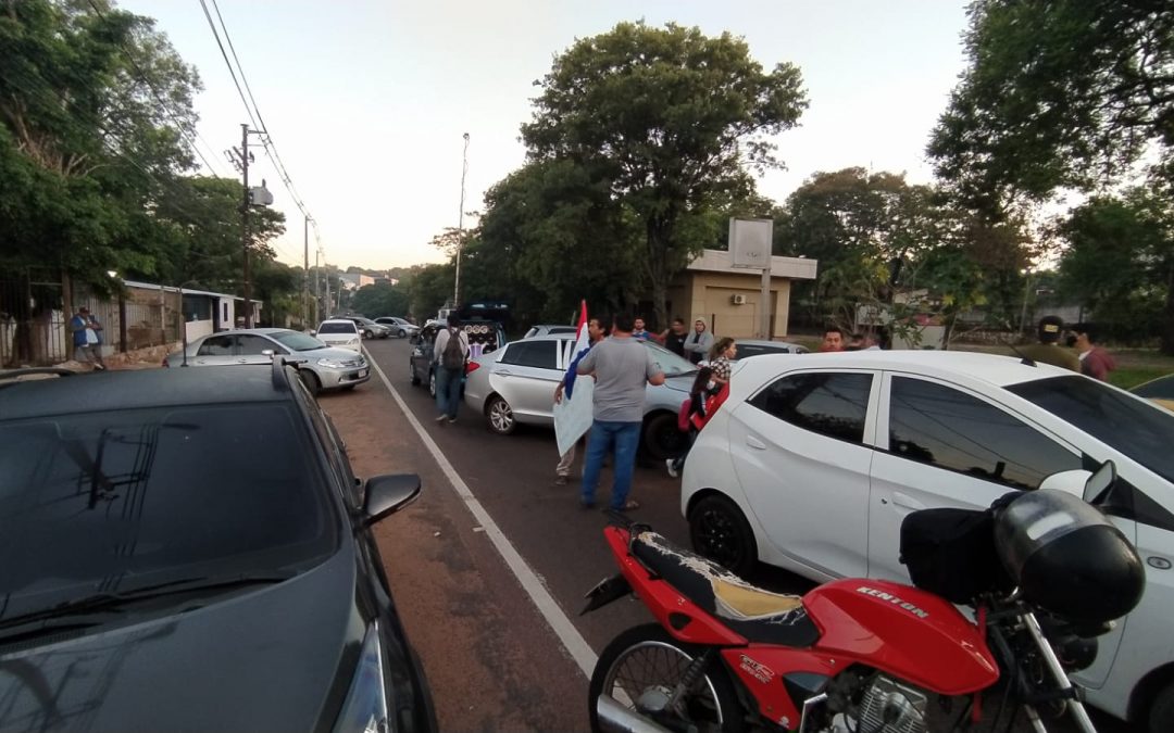 Villa Elisa: conductores se manifiestan frente a Petropar contra la suba del combustible