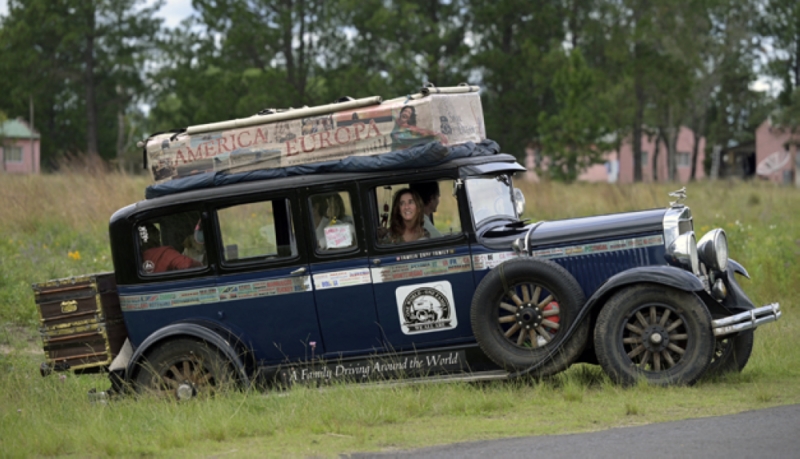 Familia argentina viajó por el mundo en un auto antiguo durante 22 años