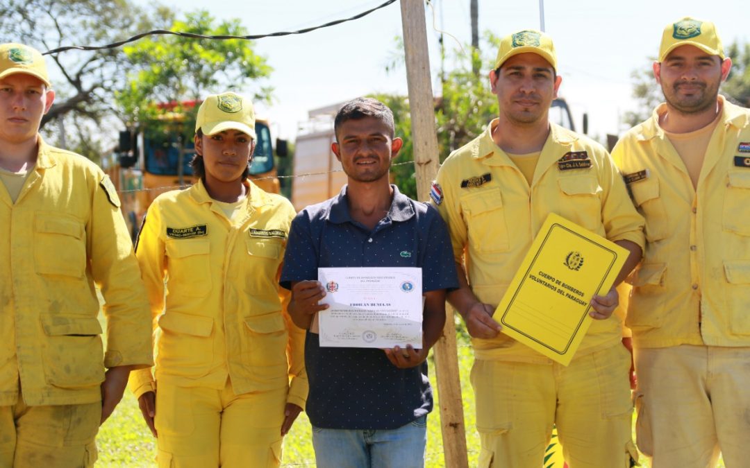 Bomberos distinguen a Froilán por el rescate a un niño durante temporal