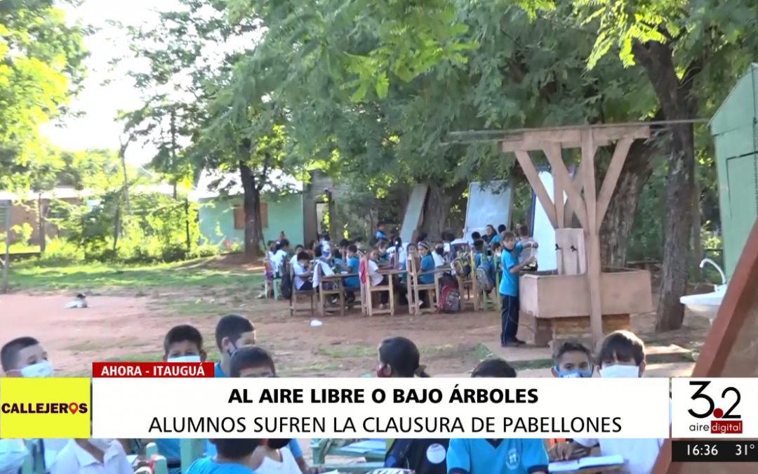 Niños dan clases al aire libre por peligro de derrumbe de aulas en Itauguá