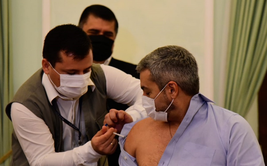 Abdo recibe dosis de influenza y alienta a la ciudadanía a vacunarse