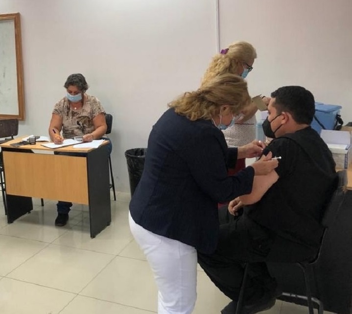 Salud aplica 57 mil dosis contra la influenza en dos días y refuerzan campaña