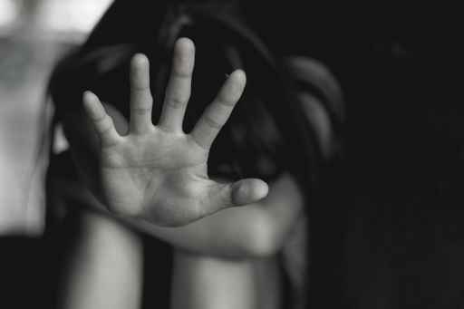 Docente recibe 15 años de cárcel por abusar de su alumna menor
